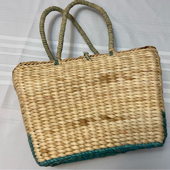 Straw Womens Tote Bag with zippered closure and interior zippered pocket EUC - Picture 3 of 10